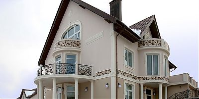 Фасад дома с колоннами с декором из пенополиуретана