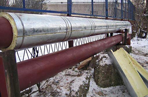 На фото: работы по изолированию трубопроводов скорлупами.