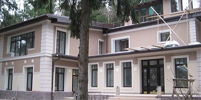 Дом в Московской области с декором из полиуретана