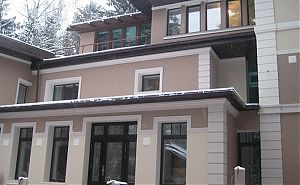 Особняк оформлен в классическом стиле декором из полиуретана