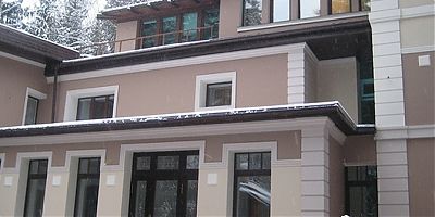 Особняк оформлен в классическом стиле декором из полиуретана