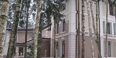 Декорирование рустами из полиуретана углов дома