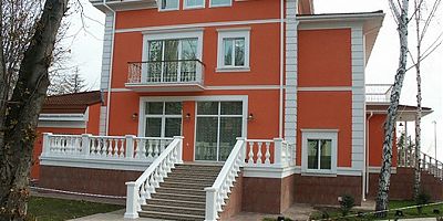 Фасад коттеджа с полиуретановым декором