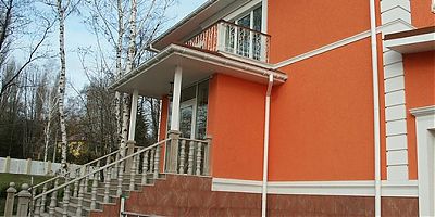Фрагмент фасад коттеджа с полиуретановым декором