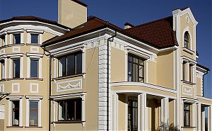 Фрагмент фасада особняка в неоклассическом стиле