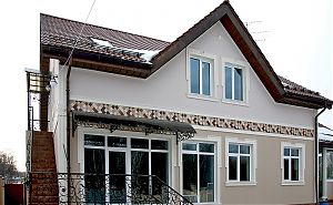Боковой фасад дома с колоннами