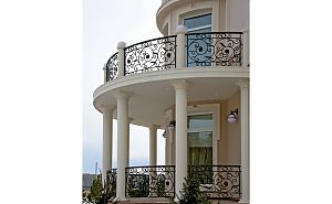 Фрагмент фасада дома с колоннами