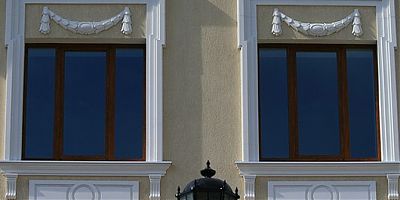 Обрамления окона коттеджа декором из полиуретана