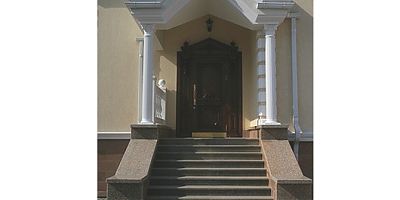 Обрамления входа в коттедж декором из полиуретана